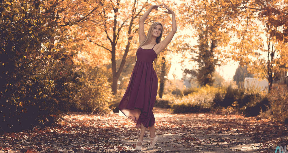 Tanzene Ballerina im Herbst