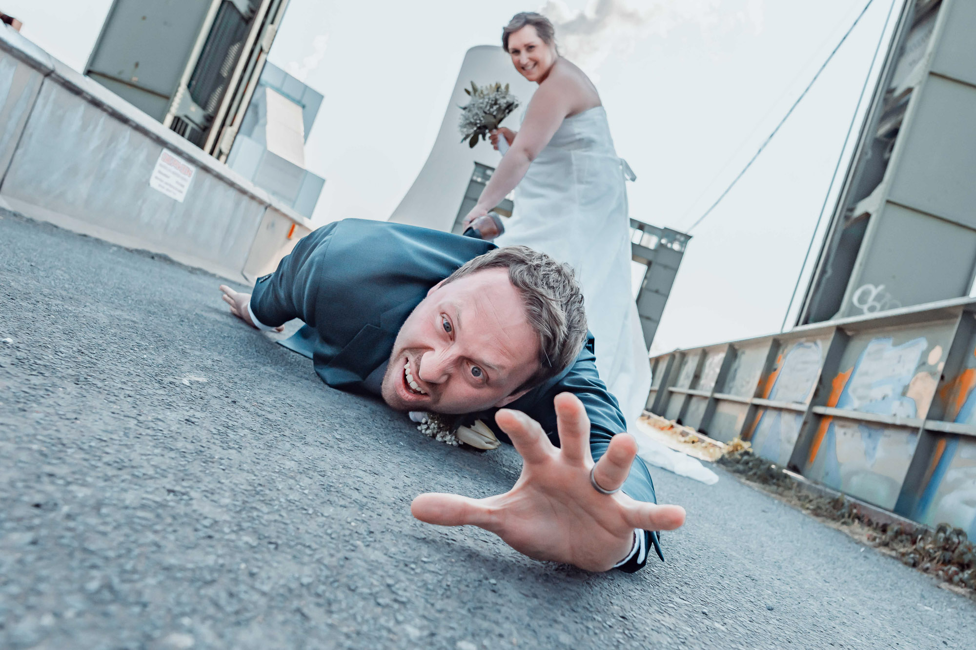 Hochzeitsfotografie Braut schleppt Ehemann ab