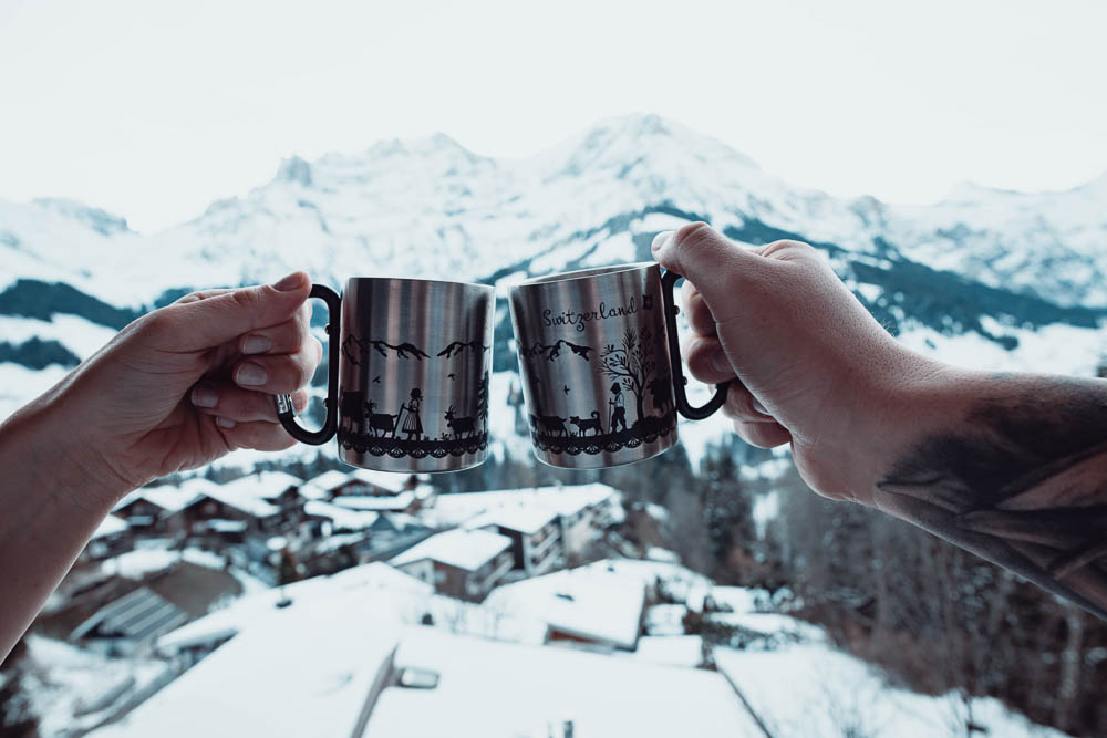 Winterlandschaft mit zwei Kaffee Tassen