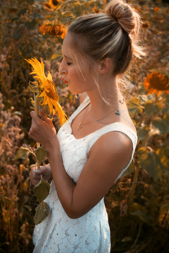 Frau auf einem Sonnenblumenfeld